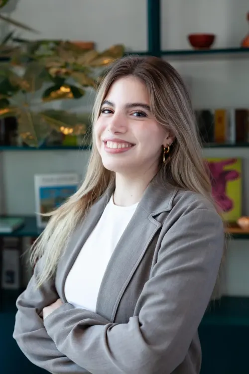 Retrato de Julieta Quiroga, especialista en Paid Media en ADGO